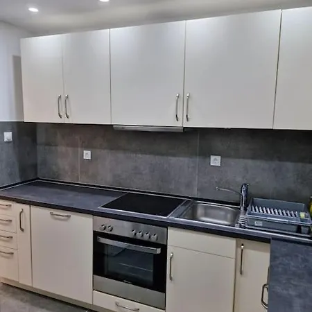 3-zimmer In - Naehe Duesseldorf Messe & Flughafen