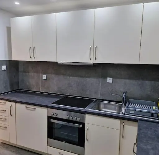 3-zimmer In - Naehe Duesseldorf Messe & Flughafen